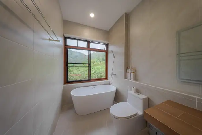ห้องน้ำภายใน พร้อมอ่างอาบน้ำวิวภูเขา