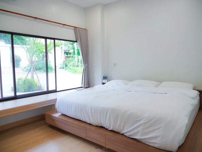 ห้องน้ำสไตล์โมเดิร์น พร้อมหน้าต่างวิวสวน